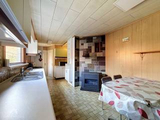<p>Te renoveren halfopen woning met veel mogelijkheden, gelegen in het centrum van Waregem en op wandelafstand van diverse winkels, diensten, scholen en openbaar vervoer. De woning beschikt over een ruime inkomhal, een leefruimte met eet- en zithoek, een ruime leefkeuken met directe toegang tot de kelder, een badkamer met douche, lavabo en aansluiting voor de wasmachine en een afzonderlijk toilet.</p>
<p>De veranda vormt een praktische verbinding tussen de keuken en de achterliggende werkruimte en ruime garage. Aansluitend bevinden zich het terras en de volledig afgesloten tuin met tuinhuis, ideaal om in alle rust van de buitenruimte te genieten.</p>
<p>Op de eerste verdieping zijn er drie slaapkamers van verschillende grootte, waarvan de kleinste voorzien is van een lavabo. Via een vaste trap bereikt men de zolderverdieping, die momenteel ingericht is als extra slaapkamer/hobbyruimte en tevens beschikt over bijkomende bergruimte. De woning biedt dankzij de ruime indeling en de verschillende mogelijkheden een goede basis voor wie een woning naar eigen smaak wenst te renoveren.</p>
<p>Extra troeven:</p>
<ul>
<li>Karaktervolle halfopen woning</li>
<li>Ruime garage</li>
<li>Kelder</li>
<li>Ruime geïsoleerde zolderverdieping</li>
<li>Regenwaterput van 2000l</li>
<li>Toplocatie in het centrum van Waregem</li>
<li>Geen renovatieverplichting</li>
</ul>
<p>Deze woning is te koop ZONDER makelaar via het concept van Smart Houses. Wenst u verdere inlichtingen of een bezoek? Contacteer rechtstreeks de eigenaar via +32467009220 (Bij voorkeur na 18u)</p>