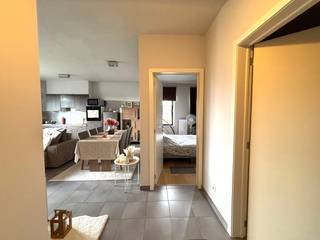 Bent u op zoek naar een appartement om te huren in Hasselt op een toplocatie? Dit lichtrijke appartement bevindt zich aan Quartier Bleu, één van de meest gegeerde buurten van Hasselt. Dankzij de combinatie van een rustige woonomgeving, en de nabijheid van alle voorzieningen is dit vastgoed een ideale keuze voor wie comfortabel wil wonen. Dit appartement is te huur en biedt een aangename woonervaring in het hart van Hasselt.<br /><br />Verdiep +5<br />- lichtrijke leefruimte<br />- keuken<br />- 1 slaapkamer<br />- badkamer met ligbad<br /><br />Verdiep -1<br />- kelderberging <br /><br />De praktische indeling en de lichtrijke leefruimte zorgen voor een comfortabel woongevoel. Bovendien biedt de kelder extra opbergruimte.<br /><br />De ligging in Hasselt is een absolute troef. U woont vlak bij Quartier Bleu, met een ruim aanbod aan winkels, horecazaken en recreatiemogelijkheden. Ook scholen en het openbaar vervoer bevinden zich op korte afstand, waardoor u zich vlot kunt verplaatsen. Dankzij de goede bereikbaarheid zijn ook de belangrijkste invalswegen snel bereikbaar.<br /><br /><br />Dit appartement biedt een uitzonderlijke combinatie van ruimte, comfort en een uitstekende ligging – een unieke kans voor wie op zoek is naar een kwalitatieve huurwoning in Hasselt Centrum.<br /><br />De snelste manier om een bezoek te brengen aan dit appartement? Vraag je bezoek aan via de rode knop op onze website (www.dewaele.com).<br /><br />Telefonisch kunnen er geen afspraken gemaakt worden. Bij andere vragen kun je ons telefonisch contacteren via 011 30 50 50.<br /><br />Tot binnenkort<br />