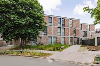 <p><span>GHENT CENTRUM - Ready to move in student room on prime location</span></p><p><span> </span></p><p><span> </span></p><p><span>This interesting investment opportunity is located on the ground floor of Residence Housing4Students in Vlasgaardstraat.</span></p><p><span>The trendy room is equipped with fitted wardrobes, bed, desk, washbasin and small kitchenette. Furthermore, the plumbing, kitchen and a relaxation area are shared by floor. </span></p><p><span> </span></p><p><span> </span></p><p><span>Some assets in a nutshell: </span></p><ul><li><span>Central location</span></li><li><span>Completely ready to move in</span></li><li><span>Equipped with customization</span></li><li><span>Energy efficient</span></li><li><span>Easy to rent out with good returns</span></li><li><span>Shared park garden</span></li><li><span>Bicycle storage</span></li></ul><p><span> </span></p><p><span> </span></p><p><span>Distance to campus: </span></p><ul><li><span>KU Leuven - Campus Rabot: 1.0 km</span></li><li><span>UGent - Campus Coupure: 1.1 km</span></li><li><span>UGent - Campus Henri Dunant: 1 km</span></li><li><span>KASK & Conservatory: 1.8 km</span></li><li><span>HOGENT - Campus Mercator: 2.1 km</span></li><li><span>Arteveldehogeschool - Campus Kattenberg: 2.7 km</span></li></ul><p><span> </span></p><p><span> </span></p><p><span> </span></p><p><span>Important: </span></p><p><span>Target price: 159,000 EUR</span></p><p><span> </span></p><p><span>Interested? Contact Axel Lenaerts real estate agents for more info or a site visit at 09 245 24 24 or <span>Laurens@axellenaerts.be</span></span><span> </span></p>