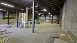 <strong>Wervik - Loods met een oppervlakte van 405 m² te huur.</strong><br /><br />+ Sectionale automatische poort<br />+ Geïsoleerd<br />+ Gepolierde beton<br />+ 5 parkeerplaatsen<br />+ drijfkracht aanwezig<br /><br /><em>Huurprijs = 1800 euro + 1/12 onroerende voorheffing</em>