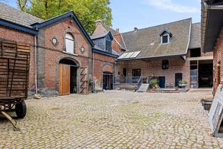 Avec la maison adjacente, cette ferme historique (1777) fait partie du "Klein Hof ter Meren". Grâce aux efforts soutenus des habitants actuels,...