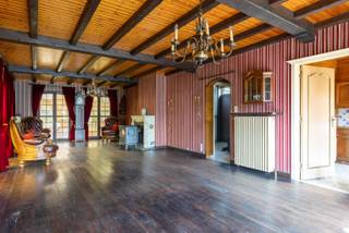 Deze karaktervolle woning in Brugge vormt een ideale basis voor comfortabel wonen in de Brugse rand. Dankzij drie slaapkamers, een ruime leefruimte en een tuin die volop van de zon geniet, inclusief vijver en tuinhuis, biedt dit huis het perfecte evenwicht tussen gezelligheid en functionaliteit. De grote garage en lange oprit zorgen ervoor dat parkeren nooit een probleem vormt. De ligging is een absolute troef: vlak bij de Damse Vaart, scholen, winkels en op wandelafstand van het historisch centrum.<br /><br />Binnenin geniet u van een heldere leefruimte met ramen tot op de grond, een sfeervolle houtkachel en warme parketvloeren. De massieve houten keuken sluit hier harmonieus op aan. Boven bevinden zich drie volwaardige slaapkamers, een badkamer en extra bergruimte. De woning is volledig onderkelderd, wat heel wat mogelijkheden biedt voor opslag of hobbyruimte. De centrale verwarming werd in 2020 volledig vernieuwd, en hoewel de woning hier en daar nog op te frissen is, geldt er geen renovatieplicht, wat u extra vrijheid biedt om op uw tempo te moderniseren.<br /><br />De tuin is een absolute meerwaarde: een groene plek met vijvers, een serre, een tuinhuis en een praktische garage, ideaal voor wie graag buiten leeft.<br /><br />Kom deze woning ontdekken en laat u verrassen door de gezellige sfeer en het mooie potentieel dat ze te bieden heeft.