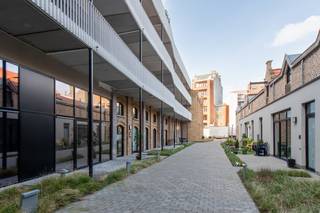 Deze luxueuze assistentiewoning te koop is gelegen in het prachtige complex COOST te Oostende, een zorgresidentie voor senioren. Zeer centrale doch rustige ligging en op slechts enkele wandelpassen van het bruisende stadscentrum, zee en strand!Indeling:- lichtrijke woonruimte met aansluitend terras 10m²- open keuken uitgerust met een inductie fornuis, dubbele spoeltafel, frigo met vriesvakje en microgolf- berging- slaapkamer met toegang tot een tweede terras (11m²)- badkamer voorzien van een lavabo, douche en toiletBovendien kan u gebruik maken van de gemeenschappelijke faciliteiten zoals o.a. fitnessruimte, gemeenschappelijke ruimtes, cafetaria/resataurant, kapsalon, wassalon, gemeenschappelijke fietsenberging,...Pluspunten:- aangename plafondhoogte (3m90)- rolstoeltoegankelijk - recent gebouw- instapklaar- terrasje voor- en achteraan- extra serviceBent u op zoek naar een assistentiewoning te koop te Oostende, waar u rustig kan genieten maar u ook temidden alle voorzieningen bevindt? Bel ons snel voor een bezichtiging ter plaatse!