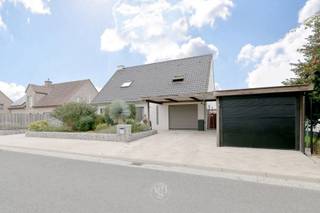 In een rustige zijtak van de Pontweg bevindt zich deze tijdloze villa met zwembad.<br /><br />De woning beschikt op het gelijkvloers over een inkomhal, een ruime leefruimte met zit- en eetgedeelte en een afzonderlijke, volledig geïnstalleerde keuken met plaats voor een eettafel. De veranda sluit naadloos aan op de keuken en vormt een aangename uitbreiding van de leefruimte. Verder zijn er een ruime inpandige garage en een praktische, koele berging aanwezig.<br /><br />Op de verdieping bevinden zich drie ruime slaapkamers, aangevuld met een vierde kamer die momenteel als strijkkamer wordt gebruikt, maar evengoed kan worden ingericht als bijvoorbeeld een bureau of hobbyruimte. De badkamer is uitgerust met een dubbele lavabo, toilet, ligbad en douche.<br /><br />De tuin met zwembad zorgt het hele jaar door voor een heerlijk vakantiegevoel. Het buitengebeuren wordt vervolledigd door een aangenaam terras, een ruime tuinberging en een comfortabele overkapping aan het zwembad.<br /><br />Vooraan de woning bevinden zich bovendien een afgesloten carport en een bijkomende open autostaanplaats.<br /><br />Enkele van de vele troeven:<br />- Goed geïsoleerd (dakisolatie, spouwmuurisolatie, …);<br />- Geen renovatieverplichting;<br />- Recent gekaleid; <br />- Zonnepanelen (69 m²); <br />- …<br /><br />Kortom, een aangename gezinswoning.