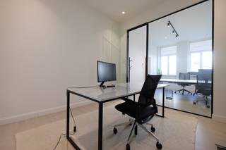 Gelegen in de Schepen Dejonghstraat, vlak bij de Luikerstraat, vindt u dit stijlvol afgewerkt kantoor met opvallende gevel en uitstekende visibiliteit. Ideaal voor wie op zoek is naar een professionele werkplek met uitstraling.<br /><br />Binnen is ruimte voorzien voor vijf comfortabele werkplekken. Het kantoor is momenteel ingericht met 4 flex werkplekken en 1 aparte bureauruimte, maar kan ook volledig naar eigen wens worden ingericht. Alles is instapklaar: meubilair, stoelen, verlichting en ingebouwde kasten zijn inbegrepen. De afwerking is high-end, wat zorgt voor een aangename en efficiënte werkomgeving.<br />De lunchplek is volledig uitgerust met frigo, vaatwas, combi-oven en pompbak en beschikt bovendien over een kleine lunchtafel, ideaal voor een korte pauze tijdens de werkdag.<br /><br />Dit kantoor met klasse op een zichtbare toplocatie in het hart van Sint-Truiden is beschikbaar voor <strong>€650/maand + €250 kosten</strong> (internet, verwarming en schoonmaak inbegrepen). Zo krijgt u een volledig instapklare oplossing die aantrekkelijk en voordelig is.<br /><br />Neem contact op voor meer info of een bezoek.