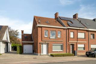 Deze gezellige woning te koop is gelegen aan de Oostnieuwkerksesteenweg 60 in Roeselare en staat op een perceel van 360 m². Dit huis te koop beschikt over een praktische indeling, garage, oprit en aangename tuin. Dankzij de strategische ligging zijn het centrum van Roeselare en belangrijke verbindingswegen en winkels vlot bereikbaar.<br /><br />Indeling van het huis te koop:<br /><br />Gelijkvloers: inkom/traphal, woonkamer met houtcassette, keuken, berging, veranda, apart toilet en garage met zolderruimte<br /><br />Eerste verdieping: nachthal, bureau/dressing en 2 slaapkamers<br /><br />Tweede verdieping: 3de slaapkamer en bergruimte<br /><br />Buiten: aangelegde oprit en aangename afgesloten tuin.<br /><br />Instapklaar, geen renovatieverplichting, blanco elektrische keuring en goed onderhouden!<br /><br /><br />Bestuursmaatregelen in het maatregelenregister: nee<br /><br />Deze AI-visualisaties zijn bedoeld als inspiratie. Er werd geen rekening gehouden met technische specificaties, stedenbouwkundige voorschriften of de concrete mogelijkheden tot realisatie.