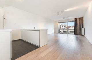 ETTERBEEK, close to the Cinquantenaire, beautiful apartment of approximately 93 m² comprising an entrance hall, living room, fully equipped open-plan kitchen, 2 bedrooms, bathroom, WC and two terraces of approximately 12 m² and 6 m². Cellar no. 74. Indoor parking space “P14” (+ €30,000) MANDATORY. Double glazing, double-flow ventilation system, thermostat and reinforced security door. Charges: approximately €250/month (property management, common areas, insurance). EPC: B. Available immediately. Measurements are provided for information purposes only.