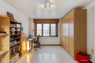 Op zoek naar een instapklare en goed gelegen woning met alle comfort? Ontdek deze verzorgde gezinswoning in de Stationsstraat 25 te Ledegem, op wandelafstand van het centrum en dichtbij alle nodige voorzieningen.<br /><br />De woning werd grondig verbouwd in 1992 en sindsdien steeds uitstekend onderhouden. Dankzij de doordachte indeling geniet u van een royale bewoonbare oppervlakte van ca. 245 m², verdeeld over het gelijkvloers en de eerste verdieping. De uitbouw achteraan (2014) zorgt bovendien voor extra leefruimte en lichtinval.<br />Een belangrijke troef is het gunstige EPC-label B, wat de woning energiezuinig maakt. Bovendien beschikt ze over zonnepanelen, een hoogrendementsketel en dubbele beglazing in pvc – klaar voor de toekomst!<br /><br />Verder is er een droge kelder, een handig bijgebouw achteraan (ca. 25 m²) en een aangename tuin waar u in alle rust kan genieten. Met een perceeloppervlakte van ca. 460 m² is er voldoende buitenruimte voor het hele gezin.<br /><br /><strong>Pluspunten op een rij:</strong>
<ul>
	<li>EPC-label B → energiezuinig wonen</li>
	<li>Zonnepanelen en hoogrendementsketel</li>
	<li>Elektriciteit conform</li>
	<li>Uitstekend onderhouden, instapklaar</li>
	<li>Ruime woning met ca. 245 m² bewoonbare oppervlakte</li>
	<li>Centrale ligging nabij winkels, scholen en openbaar vervoer</li>
	<li>Regenwater aanwezig </li>
	<li>Verwarming op radiatoren met Hoogrendementsketel, zowel beneden als boven</li>
	<li>Ruime garage voor 2 wagens + washoek</li>
	<li>Mogelijkheid tot zelfstandige activiteit/ Vrij beroep </li>
	<li>winkels zoals Huismaria en de Spar binnen handbereik. </li>
</ul>
Kortom: een ruime, comfortabele en energiezuinige woning die perfect is voor gezinnen of wie graag veel ruimte wenst.<br /><br />Contacteer ons voor meer informatie of een bezoek:<br />📞 0479/90.60.31<br />📧 info@belistate.be<br />🌐 www.belistate.be