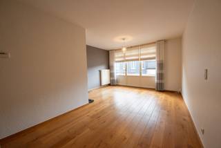 Knus, instapklaar appartement met inkom, wc, open keuken met toestellen, leefruimte met parketvloer en slaapkamer met badkamer en suite...