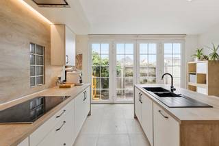 Maison charmante idéalement située avec 5 chambres et jardin. Cette maison spacieuse est idéale pour ceux qui recherchent un bien offrant de beaux volumes et un agréable jardin. Elle dispose d’un vaste hall d’entrée, d’un séjour lumineux avec cuisine semi-ouverte, et d’une salle de bains avec sauna. Au premier étage se trouvent trois chambres. La suite parentale se situe au deuxième étage. La cinquième chambre est aménagée à l’arrière de la maison. Une maison familiale idéale, très bien située et avec beaucoup de potentiel. Visite sur rendez-vous : claire@immobeguin.be