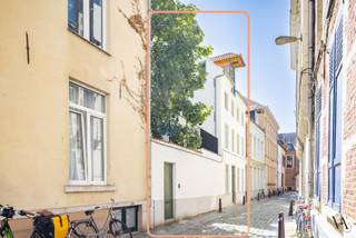 De totaalrenovatie van deze historische 18e-eeuwse burgerwoning is afgerond en het is een pareltje! De renovatie werd, in samenspraak met de...