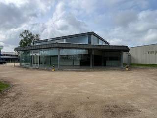 <p>Showroom met opslagruimte te huur in Zottegem. Gelegen langs de N42 met een zeer vlotte verbinding naar de E40, afrit 17 Wetteren. De opslagruimte van 385 m² beschikt over een elektrische sectionaalpoort, polybetonvloer, een vrije hoogte van 4 meter en sanitair. De brede lichtstraat zorgt voor een aangename lichtinval. Vooraan in een ruime showroom met mooi afgewerkte kantoren met een uitstekende visibiliteit langs de expresweg. Mogelijkheid om extra kantoorruimte met keuken bij te huren.<br />Onmiddelijk beschikbaar.<br /><br />Contacteer Structura.biz voor meer info en/of een vrijblijvend plaatsbezoek.</p>