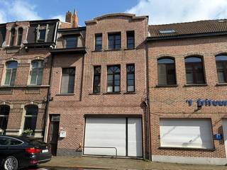 Zéér gunstig gelegen zeer ruime woning op 320m2 bestaande uit: -1: KELDER; GLVL: een zij-inkom, winkelruimte (mogelijk garage), een hobbyruimte of atelier 100m2, een 2e werkplaats/stockageruimte van 45m2 met lichtkoepel, een wasplaats, apart toilet, een woonkamer met 2 lichtkoepels, een volledig modern ingerichte keuken en een traphall; 1eV: een nachthall, 2 ruime slaapkamers en een volledig ingerichte badkamer met toilet; 2eV: een nachthall, 3 ruime slaapkamers en een dressing; 3eV: ZOLDER. Het eigendom beschikt over een binnenkoer met gezellig terras.  Deze voormalige handelswoning werd met vergunning herbestemd tot zuivere eengezinswoning met ruim atelier of hobbyruimte (mits bouwen van de binnenpatio en afbraak achterste bijgebouw). <br /><br />De woning is centraal  gelegen in de hoofdstraat van Terhagen. Op wandelafstand van een school, enkele winkels en het openbaar vervoer. Er is voldoende parkeergelegenheid in de straat en/of omgeving. De woning is makkelijk bereikbaar op slechts 6 min. van de opritten E19 en A12 Antwerpen-Brussel.