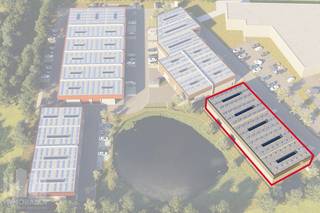 Nieuwbouw KMO-unit met een oppervlakte van 1.145 m² te koop op toplocatie in Izegem, voorzien van volgend <strong>afwerkingspakket</strong>:<br />- 4 lichtpunten<br />- sectionale poort<br />- waterkraan<br />- keuring water & elektriciteit<br />- 2 stopcontacten<br /><br />De bedrijfsruimte (brandklasse B) heeft een vrije hoogte van +/- 6 m en is opgebouwd uit een staalconstructie in combinatie met een betonplint en geïsoleerde sandwichpanelen. De loods is toegankelijk via een automatische sectionale poort met aparte toegangsdeur en glaspartij. Elke unit is uitgerust met een lichtstraat voor extra natuurlijke lichtinval.<br />Deze duurzame bedrijfsgebouwen zijn geschikt voor zowel opslag als productie en bieden een ideale omgeving om te ondernemen. Per magazijn zijn minstens twee privatieve parkeerplaatsen voorzien.<br />Strategisch gelegen langs de Stuivenbergstraat, met vlotte verbinding naar de E403 – een uitstekende uitvalsbasis voor de hele regio.<br /><br /><strong>Onmiddellijk beschikbaar.</strong><br /><br />Contacteer <strong>PANORAMA B2B</strong> voor bijkomende (technische) inlichtingen, plannen of een vrijblijvend plaatsbezoek <strong>050 300 800</strong>.