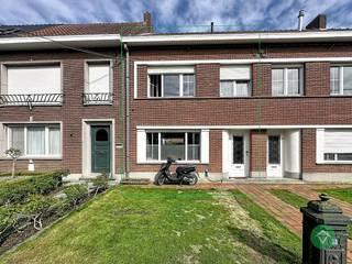 Deze charmante woning is uitstekend gelegen in de Torhout, op wandelafstand van winkels, scholen, openbaar vervoer en het ziekenhuis. Een ideale opportuniteit voor starters, investeerders of wie op zoek is naar een centrale en praktische ligging.<br /><br />Bij het betreden van de woning komt u in de inkomhal die toegang geeft tot de lichtrijke leefruimte, ingedeeld in een gezellige zit- en eetplaats. Aansluitend bevindt zich de keuken met directe toegang tot de tuin. Op het gelijkvloers vindt u verder nog een gastentoilet, een praktische berging en een toegankelijke kelder.<br /><br />De eerste verdieping omvat een nachthal, twee volwaardige slaapkamers en een badkamer. Via een vaste trap bereikt u de zolderverdieping, die ingericht is als derde slaapkamer.<br /><br />De volledig omheinde tuin biedt een aangename buitenruimte waar het heerlijk vertoeven is.<br /><br />Troeven:<br />✔ EPC label D – geen renovatieverplichting<br />✔ Centrale en vlot bereikbare ligging<br />✔ 3 slaapkamers<br />✔ Onmiddellijk beschikbaar bij akte (uitdovende huurovereenkomst)<br /><br />Interesse in deze woning? Neem contact met ons op en plan uw bezoek.