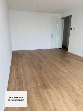 Dit instapklaar nieuwbouwappartement is gelegen op de tweede verdieping van een kleinschalig residentieel gebouw &amp; is uiterst gunstig gelegen op wandelafstand van openbaar vervoer, station &amp; het centrum van Lier.<br /><br />Via de inkomhal betreden we de aangename &amp; ruime woonkamer met veel lichtinval dankzij het grote schuifraam die toegang geeft tot het zeer ruime, <strong>ZUID-GERICHTE </strong>terras. Aansluitend in de woonkamer vinden we de open leefkeuken die volledig uitgerust is met alle toestellen. Voorts vinden we nog een berging (aansluiting voor wasmachine &amp; droogkast), afzonderlijk toilet, badkamer (enkele lavabo &amp; inloopdouche met regendouche en handsproeier) &amp; 2 slaapkamers. In de kelder bevindt zich nog een ondergrondse kelderberging. Deze is <strong>INBEGREPEN</strong> in de huurprijs.<br /><br />Zowel het appartement als de kelder zijn bereikbaar met de lift. Gezien de hoogwaardige afwerking &amp; energiezuinigheid is dit appartement zeker de moeite waard! <br /><br /><strong>BIJZONDERHEDEN:</strong><br /><br />- Centrale, rustige ligging nabij centrum van Lier<br />- Hoogwaardige afwerking<br />- Zeer ruim terras met Z-oriëntatie<br />- Vloerverwarming<br />- Ventilatiesysteem type D<br />-  Zeer energiezuinig (E25)<br />- 3 zonnepanelen inbegrepen<br /><br /><strong>Onmiddellijk beschikbaar.</strong><br /><br />Voor meer info of een bezoek: info@immobilli.be of +32 473 37 28 40.