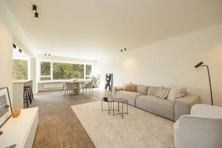 <p><span>Gerenoveerd appartement met drie slaapkamers en terras op een toplocatie te Mechelen</span></p><p><span> </span></p><p><span>Dit zeer ruime appartement werd dit jaar volledig gerenoveerd van A tot Z. U zult er niets aantreffen dat niet onder handen werd genomen door de uitstekende vakmensen van dit project. De locatie draagt alleen maar bij aan de redenen om deze kans niet links te laten liggen. Op een steenworp van het centrum van Mechelen, op enkele minuten van het station en alle voorzieningen op wandel- en fietsafstand van het appartement. Daarbovenop komt nog de uitstekende bereikbaarheid van Antwerpen en Brussel met de wagen dankzij de aansluiting met de E19 op slechts enkele minuten rijden.</span></p><p><span>Binnenin zijn heel wat troeven op te sommen. Zo werd, over heel het appartement, de parketvloer volledig vernieuwd maar werd de stijl van de authentieke vloer behouden. Alle materiaalkeuzes werden goed overwogen om naadloos aan te sluiten bij deze stijl. In de woonkamer werd een splinternieuwe leefkeuken geïnstalleerd, compleet met een verborgen berging voor voldoende opbergruimte. Dankzij de zeer grote totale oppervlakte was het mogelijk om drie volwaardige slaapkamers te voorzien en een  strakke, moderne badkamer. Tot slot geniet u op het terras van een, in deze buurt uniek, open zicht met hier en daar een glimp van de kerktorens in de Mechelse binnenstad. </span></p><p><span> </span></p><p><span>Indeling</span></p><p><span>- woonkamer</span></p><p><span>- keuken</span></p><p><span>- berging</span></p><p><span>- slaapkamer 1</span></p><p><span>- slaapkamer 2</span></p><p><span>- slaapkamer 3</span></p><p><span>- badkamer</span></p><p><span>- terras</span></p><p><span> </span></p><p><span>Troeven</span></p><p><span>- unieke locatie</span></p><p><span>- EPC-label B</span></p><p><span>- volledig gerenoveerd in 2026</span></p><p><span>Ben jij geïnteresseerd in deze woning gelegen in Mechelen, ben je op zoek naar ander vastgoed, een investering of wens je de waarde van jouw eigendom te kennen? Dan ben je bij BOLT Immo aan het juiste adres! Wij helpen jou graag verder</span><span> </span></p><p><span> </span></p>
