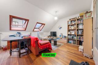 Dit kleinschalige investeringseigendom biedt twee studioappartementen, ideaal gelegen op wandel- of fietsafstand van winkels, openbaar vervoer, de Markt van Brugge en invalswegen. De uitstekende locatie maakt het een aantrekkelijk pand voor investeerders.<br /><br />Beide studio’s zijn goed ingedeeld met een leefruimte, eetkamer, keuken, badkamer en slaapkamer. Momenteel zijn beide studioappartementen verhuurd. Bovendien zijn de appartementen uitgerust met individuele tellers voor gas, water en elektriciteit, wat het beheer van de kosten vergemakkelijkt.<br /><br />Met de centrale ligging en de vraag naar huurwoningen in Brugge is dit een ideale investering met een gegarandeerd rendement. <br /><br />Wacht niet langer en neem snel contact op met Kenjiro via 0495 64 69 95 of waeles@immofrancois.be om uw bezichtiging in te plannen!<br /><br />