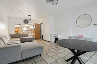 Deze op te frissen woning is gelegen op een toplocatie nabij de Kloosterheide te Lier.<br /><br />De woning biedt een unieke kans om volledig in te richten naar eigen smaak en stijl.<br /><br />Het gelijkvloers bestaat uit een ruime inkom met apart toilet. Vanuit deze inkom bereiken we de woonkamer en vervolgens de keuken die toegang geeft tot het terras en de kelder.<br />De eerste verdieping beschikt over 3 slaapkamers (15m²/12m²/8m²) en een badkamer.<br />Verder is er de ruime zolder die tevens uitbreidingsmogelijkheden kan verlenen voor eventueel een slaapkamer of hobbyruimte.<br /><br />Deze woning beschikt dus over goede ruimtes, een zolder, een terras en een kelder,  ideaal voor iemand die op zoek is naar een leuk renovatieproject met veel mogelijkheden. <br />Goed om weten is dat de woning ook langs de achterkant te bereiken is. Ideaal voor het parkeren van de fietsen zonder door de woning te moeten gaan.<br />Mis deze kans niet om uw eigen woning te creëren op deze toplocatie en kom gerust langs voor een bezichtiging en ontdek het potentieel van deze woning.<br /><br />Pluspunten:<br />+ Toplocatie nabij Kloosterheide<br />+ Op te frissen naar eigen smaak en stijl<br />+ 3 Slaapkamers<br />+ Ruime zolder met potentieel<br />+ Zeer grote Kelder<br />+ Terras<br />+ Ruime oprit<br />+ Gunstig EPC: C => geen renovatieplicht<br /><br />Heeft u interesse in deze woning en wenst u een bezoek in te plannen? Contacteer ons op het 03 337 50 70 of via info@vbvastgoed.be.