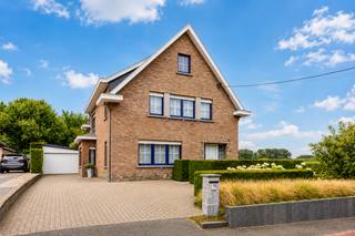 Deze goed onderhouden woning combineert ruimte, wooncomfort en een rustige landelijke ligging met een goede bereikbaarheid. Dankzij de praktische indeling, lichtrijke leefruimtes en talrijke extra troeven is dit een ideale gezinswoning.<br /><br />Op het gelijkvloers vinden we een inkomhal met gastentoilet, een ruime woonkamer met aansluitend de keuken. Verder beschikt de woning over een praktische wasplaats met douche en toilet. De verdieping omvat een nachthal, drie ruime slaapkamers en een badkamer met douche en toilet. Daarnaast zijn er nog een zolder en kelder, die voor heel wat extra bergruimte zorgen.<br /><br />Ook buiten heeft deze woning heel wat te bieden. Er zijn meerdere parkeerplaatsen, een garage met sectionaalpoort en bijkomende bergplaatsen. Achteraan geniet u van een terras met pergola en vijver, een aangenaam beschut ‘koelterras’ en vooral een prachtige, diepe en verzorgde tuin. De totale grondoppervlakte bedraagt circa 15 are.<br /><br />Enkele belangrijke troeven: rustige en landelijke topligging, 14 zonnepanelen met batterij (2024), nieuw dak en onderdak (2024), centrale verwarming met 2 circuits en gezellige houtkachel, grondige renovatiewerken uitgevoerd in 2010 (waaronder nieuwe leidingen, vloeren en brander), 3 toiletten, ...<br /><br />De woning is rustig gelegen in agrarisch gebied, maar tegelijk strategisch ten opzichte van belangrijke verbindingswegen en dagelijkse voorzieningen. Een slager, bakker, apotheek, Delhaize en verschillende scholen bevinden zich in de nabije omgeving. Diverse stations en de oprit van de E40 liggen op slechts circa 4 à 5 km, terwijl een bushalte zich op wandelafstand bevindt. Liefhebbers van rust en natuur vinden bovendien tal van leuke wandelwegen in de onmiddellijke omgeving.<br /><br />P-score: A | G-score: A. EPC: 493 kWh/m² – label E. Door bijkomende dakisolatie kan de energiescore aanzienlijk worden verbeterd. Dit pand is onderhevig aan een lopende renovatieverplichting die door de Vlaamse overheid wordt opgelegd voor residentiële gebouwen. Meer informatie via www.energiesparen.be.<br />Meer informatie of een bezoek? Contacteer ons via 054 23 53 83 of info@localsvastgoed.be.