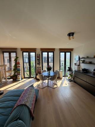 Lichtrijk appartement met terras nabij het Eilandje<br /><br />Dit instapklare en energiezuinige appartement van ca. 70 m² is ideaal gelegen vlakbij het Eilandje. Je steekt simpelweg de straat over en bevindt je meteen tussen tal van winkels, gezellige horecazaken en sportfaciliteiten. Bovendien is er steeds vlot parkeergelegenheid in de straat, bevindt het openbaar vervoer zich op wandelafstand en is er een fietsenstalling voorzien voor 2 fietsen, wat zorgt voor extra comfort en mobiliteit.<br /><br />Het appartement bevindt zich op de derde verdieping en baadt in het licht dankzij de grote raampartijen, wat zorgt voor een bijzonder aangename en open sfeer. De slimme indeling en kwalitatieve afwerking geven het geheel een modern loftgevoel.<br /><br />Het gebouw zelf dateert van 1950, maar het appartement werd volledig nieuw opgebouwd in 2018. Hierdoor geniet je van hedendaags wooncomfort, moderne technieken en een uitstekende isolatie, terwijl je toch in een karaktervol gebouw woont.<br /><br />De lichtrijke leefruimte sluit naadloos aan op een volledig geïnstalleerde keuken. Verder beschikt het appartement over:<br /><br />- Een apart toilet<br />- Een inkomhal met ingebouwde kast<br />- Een praktische berging met tal van legplanken (veel opbergruimte!)<br />- Een moderne badkamer met inloopdouche<br />- Een ruime slaapkamer met ingebouwde kasten, vast kledingrek én airconditioning voor optimaal comfort het hele jaar door<br /><br />Het gezellige terras vormt een extra troef en biedt een fijne buitenruimte om te ontspannen.<br /><br />Daarnaast is het appartement volledig geïsoleerd en energiezuinig, wat zorgt voor een aangenaam wooncomfort en lagere energiekosten. Er is bovendien een privatieve kelderruimte inbegrepen.<br /><br />Extra pluspunten:<br /><br />- Geen lift aanwezig → zeer lage gemeenschappelijke kosten (slechts €17,50/maand)<br />- Mogelijkheid tot overname van meubilair (eettafel, stoelen, zetel en bed)<br />- Houten lamellen, verlichting en het witte aluminium kledingrek in de slaapkamer zijn inbegrepen in de prijs