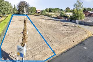 <p><strong>Bouwgrond te koop – 6a47 voor halfopen bebouwing in Goetsenhoven</strong></p>
<p>In de rustige en groene <strong>Konijnenbergstraat te Goetsenhoven</strong> bieden wij een prachtig perceel bouwgrond aan van <strong>6a47</strong> geschikt voor halfopen bebouwing.<br />Deze locatie combineert de charme van landelijk wonen met een vlotte bereikbaarheid naar <strong>Tienen, Leuven en de E40</strong>.</p>
<p>Troeven:</p>
<ul>
<li>
<p>Perceel van <strong>647 m²</strong></p>
</li>
<li>
<p>Bestemming: <strong>halfopen bebouwing</strong></p>
</li>
<li>
<p><strong>Rustige straat</strong> met beperkte passage</p>
</li>
<li>
<p><strong>Landelijke omgeving</strong> met alle voorzieningen in de buurt</p>
</li>
</ul>
<ul>
<li>
<p>Door de noordwest gerichte tuin geniet u van een schitterende <strong>avondzon</strong>!</p>
</li>
</ul>
<p>Kortom de ideale plek om jouw droomwoning te realiseren!<br /><br />De geafficheerde prijs betreft de prijs voor de bouwgrond zelf. U dient hierbij nog de registratierechten (12%) en de tussenkomst in de nutsvoorzieningen (8.478,17 euro) te rekenen.<br /><br />Benieuwd naar de mogelijkheden? Vraag snel uw bezoek ter plaatse aan of vraag gerust naar de bouwvoorschriften!</p>