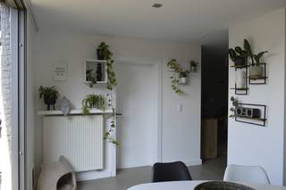 Het appartement is top gelegen in een rustige straat doch op wandelafstand van het Centrum van Edegem. Dichtbij openbaar vervoer en station<br />Het appartement is gerenoveerd en instapklaar.<br />We komen binnen in de lichte leefruimte en lopen door naar de grote open keuken welke voorzien is van al de nodige toestellen en comfort.<br />Achteraan vinden we 1 ruime slaapkamer (12m²)<br />Via de grote schuiframen geniet je van veel lichtinval.<br />De badkamer is voorzien van een ruime inloopdouche, badkamermeubel en wc.<br />De gezellige stadstuin is volledig omheind en zuid-west gericht.<br />In de kelder zijn er nog 2 grote bergplaatsen voorzien.<br /><br />De vele troeven zijn :<br />centrale doch rustige ligging,<br />Veel parkeermogelijkheden in de straat,<br />gezellige buitenruimte,<br />overal rolluiken en vliegenramen.<br />Klein gebouw met 2 appartementen (geen maandelijkse onkosten).<br />recente verwarmingsketel.