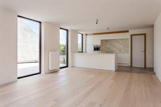 <span><span>In de kern van de gemeente Handzame (deelgemeente van Kortemark) stellen wij <strong>"Residentie 't Plein"</strong> aan u voor. Bij een eerste aanblik valt onmiddellijk de aandacht voor de architecturale finesse op. Er is geopteerd voor een hedendaagse, tijdloze architectuur met een strak lijnenspel. Zo heerst er een perfect evenwicht tussen de horizontale lijnen en de accenten die eerder verticaal gedetailleerd zijn. Om het karakter van het gebouw te accentueren is geopteerd om de toegang tot alle appartementen via de achterliggende patio-parking te voorzien. Uw auto dichtbij, een drempelloze toegang én een lift ter uwer beschikking maken dit verhaal af. <br /><br />De residentie bestaat uit <strong>13 appartementen, 6 carports, 5 parkeerplaatsen en 4 ruime garageboxen.</strong> Kenmerkend is de <strong>hoge afwerkingsgraad</strong> en<strong> praktische indeling</strong>. Alle appartementen zijn doorlopend, vooraan een terras die uitkijkt over het Handzameplein en achteraan een terras volledig zuidgericht. Door gebruik te maken van plafondhoge ramen bekomen we in ieder appartement een oase van licht. Niet alleen esthetisch is deze realisatie een unicum, ook werd de nodige aandacht gegeven aan de duurzaamheid van de materialen en energiezuinigheid. <br /><br />Deze appartementen positioneren zich <strong>erg scherp in prijs</strong> (bouwfase nog van voor de algemene prijsstijgingen in bouwsector), waardoor dit op heden toch wel een opmerkelijk gegeven blijkt in huidige marktomstandigheden, hierdoor is dit aanbod ook uitermate geschikt als investering.<br /><br /><strong>Het alhier belichte appartement beschikt over het grootste aandeel terrassen, in totaal ongeveer 63m² (een super ruim terras aan het woongedeelte en een terras aan slaapkamergedeelte). Tevens werd dit appartement afgewerkt met een hogere standaard voor keuken (composiet werkblad + achterwand). </strong><br /><br /><u><strong>Enkele troeven op een rij:</strong></u></span></span>
<ul>
<li><span><span>Unieke architectuur;</span></span></li>
<li><span><span>Energiezuinig; </span></span></li>
<li><span><span>Kleinschalige residentie;</span></span></li>
<li><span><span>Centrum ligging doch erg rustig;</span></span></li>
<li><span><span>Ruime terrassen (voor en achter); </span></span></li>
<li><span><span>Erg kwalitatief uigeruste keukens; </span></span></li>
<li><span><span>Openbaar vervoer op wandelafstand;</span></span></li>
<li><span><span>Scherpe prijs/kwaliteit verhouding;</span></span></li>
<li><span><span>...</span></span></li>
</ul>
<span><span> <strong>Heeft u interesse in één van deze appartementen? Aarzel dan niet en neem contact op met ons kantoor voor meer info of een bezoek ter plaatse. </strong></span><br /><span>APP 2.3 is momenteel verhuurd en kan dus tevens gemakkelijk als<strong> opbrengsteigendom</strong> aangekocht worden (incl. lopend huurcontract). Informeer u bij ons, indien hierover meer info gewenst.</span></span>