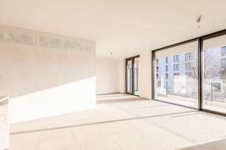 In het<strong> gloednieuwe en pas opgeleverde project Residentie Scaldia </strong>kan u dit 1-slaapkamerappartement op de eerste verdieping terugvinden. Het appartement is gelegen op een uitzonderlijke locatie op De Zaat, waarbij rust, modern wooncomfort en een prachtig uitzicht op de Schelde samenkomen.<br /><br />Via de inkomhal kom je binnen in een lichtrijk en doordacht ingedeeld appartement. Aansluitend bevindt zich een praktische berging, ideaal voor voorraad of het wegbergen van huishoudelijke toestellen. De leefruimte vormt een <strong>open en uitnodigende plek, met grote raampartijen </strong>die zorgen voor een aangename lichtinval en een mooi zicht op het water. De <strong>kwaliteitsvolle keuken</strong> is uitgerust met alle hedendaagse toestellen en sluit naadloos aan op de woonkamer, waardoor koken en gezellig vertoeven hier hand in hand gaan. De slaapkamer bevindt zich achteraan in het appartement en biedt <strong>directe toegang tot de moderne badkamer</strong>. <br /><br />Het <strong>ruime terras </strong>is een absoluut pluspunt. Dankzij de aangename oppervlakte is er voldoende plaats voor zowel een loungehoek als een eettafel – de ideale setting om te ontspannen of te genieten van een heerlijk uitzicht op de Schelde. Verder beschikt het appartement over een <strong>kelderberging </strong>en een <strong>autostaanplaats die apart kan worden bijgehuurd. </strong>Het appartement wordt <strong>volledig geschilderd </strong>opgeleverd en voorzien van <strong>verlichting én gordijnen</strong>, zodat je zonder zorgen kan intrekken.<br />Daarnaast wordt een bijzonder <strong>energiezuinig </strong>karakter gegarandeerd dankzij o.a. zonnepanelen, een warmtepomp en vloerverwarming. <br /><br /><strong>Huurprijs: €990/maand + algemene onkosten: €100/maand</strong><br />Optionele autostaanplaats: €65/maand<br /><br />Interesse in een bezoek? <strong>Bel: 03/502.98.74 of stuur een mail naar cvg@claves.be </strong><br /><br /><em>Ligging – De Zaat, Temse:<br />Een bruisende en geliefde woonwijk met alles op wandelafstand: winkels, dokter, restaurants, kapper, de wekelijkse markt, groene wandelpaden en een unieke band met de rivier. Hier woon je rustig én toch centraal.</em>