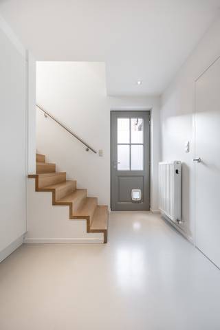 <p>Op zoek naar een zorgeloze investering op een uiterst centrale locatie in Schilde?</p>
<p>In een rustige straat, op wandelafstand van het centrum van Schilde, vinden we dit aangename en instapklare duplexappartement.<br />Het appartement zelf werd met zorg afgewerkt, geniet van veel lichtinval, een stijlvolle gietvloer en een royaal terras waar het heerlijk vertoeven is. Aangezien de huidige eigenaar graag nog twee jaar blijft wonen, leent dit appartement zich perfect als investering met een vaste huurder.</p>
<p><strong>INDELING:</strong><br /><strong><span>Gelijkvloers:</span></strong><br />- Ruime inkomhal met gastentoilet en vestiaire.<br />- 2 (slaap)kamers die ook ideaal zijn als bureau of hobbyruimte.<br />- Verzorgde badkamer met inloopdouche en dubbele lavabo.<br /><br /><span><strong>Eerste verdieping:</strong></span><br />- Lichte leefruimte met open keuken.<br />- Praktische berging aansluitend aan de keuken.<br />- Groot terras van ca. 25 m2 met zonneluifel.</p>
<ul>
<ul></ul>
</ul>
<p><strong>BIJZONDERHEDEN:</strong><br />- Rustige ligging dicht bij winkels, openbaar vervoer en het centrum van Schilde<br />- Instapklaar<br />- Lichte gietvloer op beide verdiepingen voor een moderne uitstraling<br />- Ruim en zonnig terras<br />- parkeerplaats voor het appartement en achteraan onder de carport<br /><br />Achteraan het perceel bevinden zich een autostaanplaats onder een carport en een private berging. Deze worden samen aangeboden en dienen mee te worden aangekocht voor een totaalbedrag van 25.000 euro. Voor het appartement is er eveneens een tweede autostaanplaats voorzien.<br /><br />Voor meer info of een bezoek ter plaatse kan u vrijblijvend contact opnemen met Stephanie via stephanie@reds.be of telefonisch op 0476/90 95 94</p>
<ul></ul>