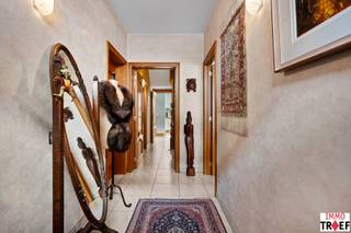 <p>Deze ruime woning is gelegen in hartje Lebbeke en bevindt zich letterlijk op wandelafstand van winkels, scholen en openbaar vervoer. Dankzij het uitzonderlijk volume heeft deze woning tal van mogelijkheden voor grote gezinnen of wie op zoek is naar extra ruimte. Indeling: op het gelijkvloers beschikt de woning over twee afzonderlijke ruime leefruimtes. Verder is er een keuken, een praktische wasplaats, een afzonderlijk toilet en een ruime garage. Achteraan geniet u van een aangename tuin met bijkomende opbergruimte. De eerste verdieping omvat maar liefst vijf ruime slaapkamers, een extra kamer die perfect kan dienen als dressing, hobbyruimte,…, en een badkamer. Via een vaste trap bereikt u de tweede verdieping. Deze verdieping beschikt over verschillende bijkomende ruimtes die, mits renovatie, kunnen worden ingericht tot (slaap)kamers. Dankzij de royale bewoonbare oppervlakte, de vele kamers en de uitstekende ligging in het hart van Lebbeke vormt deze woning een unieke opportuniteit voor wie op zoek is naar een ruime gezinswoning met uitbreidingsmogelijkheden. Vragen, info of een bezoek? Contacteer Charlotte van IMMO TROEF: 052 52 52 00 – info@immotroef.be</p>