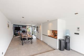 LiggingOp zoek naar een instapklare moderne handelsruimte met bovenliggend appartement op een strategische locatie? Ontdek dit uitzonderlijke pand op...