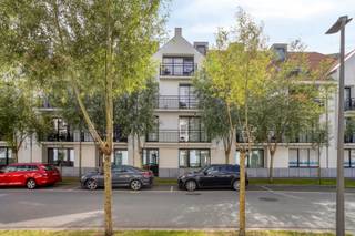 <span><span>Dit appartement met balkon en 2 slaapkamers is gelegen op de 3° en 4° verdieping.  Met een woonoppervlakte van 100 m² in een indrukwekkend karakteristieke gebouw met een toonaangevende uitstraling.  Gelegen in het hart van de wijk Duinenwater, straalt het geheel prestige en ruimte uit.  Zicht op de fraai aangelegde binnentuin.  Een unieke charme in een rustige leefomgeving, en toch op wandelafstand van de exquise boulevards en de Noordzee.<br /><br />De indeling is ruim en overzichtelijk.  Aansluitend op de entree met gastentoilet ligt de royale woonkamer waar het zonlicht zacht naar binnen valt en zorgt voor een warm en sfeervol wooncomfort.  Een open keuken, volledig ingericht met een afzonderlijke waskamer/berging.  Via de binnentrap toegang tot de 2 slaapkamers, badkamer met douche en een 2° toilet.  Het geheel is hoogwaardig afgewerkt en met een energielabel A is het appartement bovendien bijzonder energiezuinig en toekomstbestendig. <br /><br /><u>Troeven:</u><br />• kwaliteitsafwerking doorheen het volledige appartement;<br />• <strong>Energielabel A</strong>;<br />• Mondaine locatie en toch voldoende parkeergelegenheid;<br />• <strong>2 privatieve bergingen inbegrepen</strong>;<br />• Gemeenschappelijke fietsenberging.<br /><br />Interesse ? Contacteer Diksimmo en u bent van harte welkom voor een bezoek aan dit unieke aanbod.  Bel <strong>051 50 11 51 </strong>of mail naar <u>diksmuide@diksimmo.be</u>.</span></span>