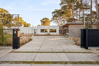 Dans le quartier résidentiel de villas de Grote Heide à Pelt se trouve cette charmante maison de plain-pied sur un terrain de 2 471 m². Grâce à...