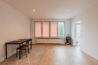 <h3><span>Indeling</span></h3>
<p><span>Deze studio is gelegen op de vierde verdieping aan de achterzijde van het gebouw.</span></p>
<p><span>We betreden het appartement via de woonkamer, die beschikt over veel natuurlijke lichtinval.</span></p>
<p><span>Verder is er een keuken, uitgerust met een keramisch kookvuur en koelkast, met aansluitend een westgeoriënteerd terras.</span></p>
<p><span>De badkamer is voorzien van een lavabomeubel en douche. Verder is er nog een apart gastentoilet.</span></p>
<p><span>Recent werd de studio volledig gerenoveerd. Momenteel is de studio verhuurd en is er een huurder aanwezig.</span></p>
<h3><span>Omgeving</span></h3>
<p><span>De studio is gelegen op een uiterst centrale locatie in de nabijheid van ’t Groen Kwartier.</span></p>
<h3><span>Extra’s</span></h3>
<ul>
<li><span>Onderhoudsvriendelijke parkettegel</span></li>
<li><span>Dubbele beglazing</span></li>
<li><span>Perfecte investeringseigendom</span></li>
<li><span>Huurder aanwezig</span></li>
</ul>