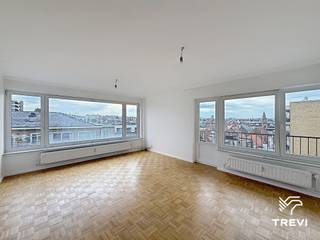 <p><b><span>ETTERBEEK: Located next to Cinquantenaire Park and Montgomery, renovated 2-bedroom apartment of ±83 m² on the 5th floor with lift. The apartment comprises an entrance hall with cloakroom, toilet, shower room with washing machine connection, fully equipped kitchen (oven, hob, extractor hood, fridge, freezer and dishwasher), living room ±26 m² with a west-facing balcony of ±6 m², 2 bedrooms (±9 m² and ±13 m²), and cellar no. 99 on level -2. Charges: €280/month advance payment, including common areas, hot water, cold water and heating. EPC: B- Available immediately.</span></b></p>
<p><span> </span></p>
<p><u><span>On the 5th floor with lift:</span></u></p>
<ul>
<li><span>Entrance hall with cloakroom</span></li>
<li><span>Toilet</span></li>
<li><span>Shower room with washing machine connection</span></li>
<li><span>Fully equipped kitchen (oven, hob, extractor hood, fridge, freezer and dishwasher)</span></li>
<li><span>Living room ±26 m² with a west-facing balcony ±6 m²</span></li>
<li><span>Bedroom ±9 m²</span></li>
<li><span>Bedroom ±13 m²</span></li>
</ul>
<p><span> </span></p>
<p><b><span>Cellar n°99</span></b></p>