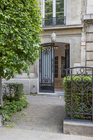 <p><span>ANTWERPEN | UITZONDERLIJK</span><span> appartement van 230m² met LOFT allures dat schuilt achter deze prachtige gevel van 14,78m in neo-Lodewijk XIV-stijl met </span><span>Parkzicht (Herthoghe)</span><span> : </span></p><p><span>Wonen met stijl aan de prestigieuze Jan Van Rijswijcklaan, gelegen aan de inkom van de stad met winkels (Albert heijn, Delhaize,...) invalswegen en resto's binnen handbereik.</span></p><p><span>Op wandelafstand van Groen kwartier, Harmonie park, Prins Albert Park en De Singel.</span></p><p><span> </span></p><p><span>Op de 4de verdieping van dit herenhuis dd° 1913 met superbe gevel betreedt men rechtstreeks het appartement via de lift. </span></p><p><span> </span></p><p><span>In de inkomhal treft met een ingemaakte vestiairekast, gastentoilet en wasplaats voorzien van aansluiting was -en droogmachine, ingebouwde koelkast en praktische bergruimte voorzien.</span></p><p><span>Toegang tot de uitzonderlijk, royale leefruimte die ingedeeld is in een zithoek met een gas openhaard, dewelke toegang biedt tot het schitterend terras van 25m² met adembenemend zicht op het Hertoge park en voorzien van verwarming, vuurtafel en ingemaakte luidsprekers en spots. </span></p><p><span>Verder treft men de eetruimte met aansluitend de open keuken voorzien van alle toestellen. Tevens heeft men via de eetruimte ook toegang tot het terras met een </span><span>UNIEK </span><span>zicht op groen.</span></p><p><span>Via de nachthal heeft men verder toegang tot de 1ste slaapkamer van 23m² met aanpalend de luxe badkamer voorzien van douche, bad, toilet, dubbele wastafel in meubel met spiegel en verlichting. </span></p><p><span>Achteraan de nachthal bevindt zich nog een ingemaakte kast en aparte toilet.</span></p><p><span>2de slaapkamer van 19m² met aanpalend de douchekamer voorzien van een wastafel in meubel met opbergruimte. </span></p><p><span> </span></p><p><span>Bijzonderheden:</span></p><p><span>* Autostaanplaats te koop aan €39.000</span></p><p><span>* Gunstig EPC</span></p><p><span>* Stijlvol wonen</span></p><p><span>* Videofonie</span></p><p><span>* Lift rechtsreeks in het appartement</span></p><p><span>* Blanco keuring</span></p><p><span>* CV Buderus op gas</span></p><p><span>* Gans appartement op parket</span></p><p><span>* Openhaard</span></p><p><span>* Airco voorzien in de slaapkamers</span></p><p><span>* Veiligheidsdeur</span></p><p><span>* Kelder van 8m²</span></p><p><span>* Automatische poort met afstandbediening voor toegang staanplaats op gelijkvloers</span></p><p><span>* Naar een ontwerp van architect Edouard Van Opstal</span></p><p><span> </span></p><p><span> </span></p>