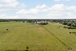 Ruime luxe villa, gunstig gelegen in het grensdorp Meersel-Dreef. Achteraan mooi vrij uitzicht op rivier de Mark en weilanden. Opritten snelwegen...