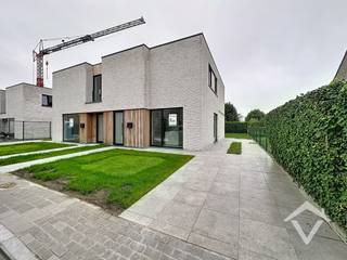 Deze nieuwbouwwoning is gelegen in het centrum van Koekelare en bestaat uit: oprit met carport - inkomhal - toilet - living - keuken - wasplaats - berging - nachthal - 3 slaapkamers - badkamer - toilet - terras - tuin. <br /><br />Troeven van deze woning: <br />- 10 zonnepanelen aanwezig <br />- energiezuinig <br /><br />EPC: woning in aanbouw.<br />Onmiddellijk beschikbaar<br />Huurprijs 1175 €/mnd.