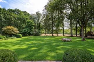 <p>Op ca. 12 hectare: karaktervol landhuis met diverse bijgebouwen én dit in een waardevol cultuurhistorisch kader<br /><br />Verscholen in het idyllische Hoogboom bevindt zich dit unieke landhuis op een uitzonderlijk domein van ca. 12 hectare. Authentieke charme, hedendaags wooncomfort en een groene, rustige omgeving maken van deze eigendom een zeldzame opportuniteit.<br /><br /><span><strong>Gelijkvloers:</strong></span><br />Entree met gastentoilet en vestiaire, ontvangstruimte, leefkeuken en lichtrijke woonkamer op parket, prachtig zicht op de tuin en het weiland.<br />Keuken (ca. 40 m²) met kookeiland en gezellige ontbijtruimte en vergezichten<br />Inpandige garage (ca. 34 m²) en kelder<br /><br /><span><strong>Eerste verdieping:</strong></span><br />De eerste verdieping omvat nachthal met 4 slaapkamers, 1 badkamer en douchekamer.<br /><br /><span><strong>Tweede verdieping:</strong></span><br />Veelzijdige ruimte (40m²) ideaal als bureau, hobby- of logeerkamer. <br />Bergzolder.<br /><br /><span><strong>Bijgebouwen</strong></span>:<br />Apart bijgebouw in gebruik als garage (ca. 46m²) voor twee wagens + opslag van stookhout.<br />Ruime loods (ca. 76m²)<br />Paardenstal (ca. 31m²) en weiland voor de paarden.<br /><br />Verbouwingen/vernieuwingen:<br />1983 - 1984 : dakconstructie volledig vervangen, Elektriciteitsnet, sanitaire leidingen, keuken, vloer, badkamer, buitenschrijnwerk vervangen in hout, binnenschrijnwerk, verwarming volledig vernieuwd.<br /><br />1990 - 1999 : gevel volledig gereinigd, onder architectuur aangelegde Wirtz tuin, aanbouw living en keuken door Vlassak-Verhulst alsook de aanbouw van de garage + bovenliggende kamer <br /><br /><span><strong>Domein:</strong></span><br />Het uitzonderlijke domein werd ontworpen door Engelse landschapsarchitecten en vormt een harmonieuze combinatie van natuur, rust en privacy.<br /><br /></p>