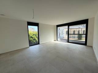 <p><strong>TE HUUR - Centrum Sint-Kwintens-Lennik</strong> - Eerste verdieping - Splinternieuw appartement van 94m<sup>2 </sup>voorzien van alle technologieën en bestaande uit:<br /><br />- <strong>ruime woonkamer</strong> met aanpalend terras van 8m<sup>2</sup><br />- <strong>2 slaapkamers </strong>waarvan 1 ingericht met <strong>dressing</strong><br />- volledig ingerichte open keuken<br />- badkamer met wastafel, meubel en inloopdouche<br />- apart toilet<br />- inkomhal met vestiairekast<br />- berging met aansluitingen voor wasmachine en droogkast<br /><br />Rustige ligging nabij alle winkels en voorzieningen. Uitgerust met <strong>zonnepanelen,</strong> toilet aangesloten op regenwater en <strong>warmtepomp</strong> die verbonden is zowel aan de <strong>vloerverwarming als -koeling. </strong><br /><br /><strong>Lift</strong> in de gemeenschappelijke delen. <strong>1 staanplaats voor de wagen mét laadpaal.</strong> Individuele kelder van 30m<sup>2</sup>.<br /><br /><strong>Huurprijs: 1400euro/maand + 50euro/maand kosten</strong>/onderhoud gemeenschappelijke delen en lift<br /><br /><strong>Beschikbaar per 01/09/2026</strong><br /><br />Interesse? Vraag nu uw bezoek aan via info@dehenauvastgoed.be of op 0473 36 48 23. <br /> </p>