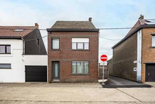 Deze deels gerenoveerde halfopen bebouwing bevindt zich in een zeer rustige straat. Je komt binnen in de aparte inkomhal die toegang geeft tot...