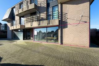 Deze ruime handels- en kantoorruimte van 135 m² bevindt zich op een strategische ligging langs een drukke invalsweg naar het centrum van...