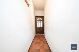Ga naar www.makelaarshuys.be, klik op het pand en schrijf u in voor de bezoekdag za 20/6 en ma 22/06 .<br /><br />De woning is gelegen op een uitstekende locatie aan de rand van Gent te Destelbergen. <br />Ze is gelegen op een perceel van 70m² en heeft een bewoonbare oppervlakte van 115m². <br /><br />Deze is verdeeld over de inkomhal, aan de voorzijde heeft u de ruime open keuken met toestellen ( vaatwasser, kookplaat, … ) voldoende inbouwkasten, aansluitend een lichtrijke leefruimte voor eethoek en zithoek met toegang via het schuifraam tot de zonnige stadskoer met tuinberging. <br />Op het gelijkvloers heeft u een verzorgde badkamer met toilet, ligbad met douchescherm en wastafelmeubel. <br />Er is ook een kelder. <br /><br />Op de 1ste verdieping heeft u 2 ruime slaapkamers met authentieke houten vloer. <br />Er is een zolder voorzien van veluxen die kan ingericht worden tot ruime 3de slaapkamer op heden te bereiken via schuiftrap. <br /><br /><br />De woning is voorzien van centrale verwarming ( aardgas) via radiatoren . <br />Gaswandketel Vaillant 2014<br />Hr-glas - dubbel glas<br />Conforme elektrische keuring<br />Platte dak met koepel gerenoveerd 2014<br />Gunstig EPC : 254 label C<br /><br />De woning bevindt zich in een rustige zijstraat van de Dendermondsesteenweg , op korte wandelafstand van diverse winkels, supermarkten, restaurants, openbaar vervoer , nabij het station - Gent-Dampoort , scholen , en belangrijke invalswegen richting Gent- centrum, Destelbergen, E17- E40. <br /><br />Voor meer info : Sofie@makelaarshuys.be of 0468 24 65 84