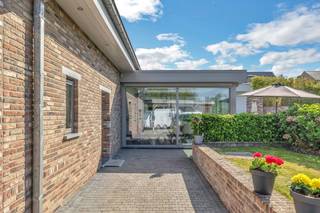 Voor meer info of een bezoek, bel 054 69 39 31 - Op een unieke strategische locatie te Meerbeke (Ninove) bevindt zich deze instapklare villa op...