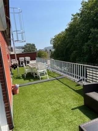 <p><span>Verzorgd  gemeubeld dakappartement met veel lichtinval, gelegen in een rustige buurt doch nabij winkels, openbaar vervoer, scholen, invalswegen, ...  </span></p><p><span>Het appartement omvat een lichte woonkamer op laminaatvloer met een moderne en volledig ingerichte open keuken waar ook een wasmachine is geïnstalleerd. In een kast vind je de recente CV condensatieketel. Via een schuifraam stap je op het zeer ruime dakterras.</span></p><p><span>Verder zijn er 2 slaapkamers op novilon vloer, waarvan de kleinste een schuifraam heeft naar het terras. Moderne compacte  badkamer met inloop douche en enkel lavabo meubel , Op de gang is er nog een apart toilet met handenwasser en een berging waar de droogkast staat.</span></p><p><span>PVC ramen met dubbele beglazing. Individuele verwarming op aardgas, tussenmeter water.  In de kelderverdieping is er een kelderberging. Alg.kosten: + € 100,00 (provisie water, onderhoud lift, poetsen gebouw, elektr. gang, onderhoud voortuin)</span></p><p><span> </span></p><p><span> </span></p>