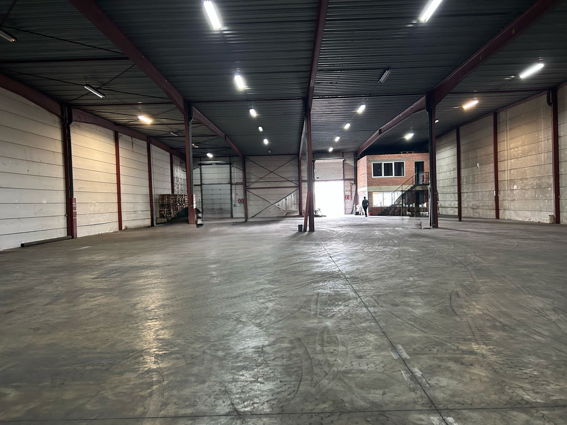 Magazijn 1.110m² met kantoor in de Transportzone Meer nabij de E19. - foto 2