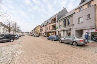 <strong>Universele handelszaak op commerciële toplocatie in Westerlo. Met achtergelegen woonst en tuin van 224 m². Dit op een zeer commerciële ligging op de Grote Markt van Westerlo. EPC Label-C | Elektriciteit conform</strong><br /><br /><strong>Ligging:</strong> Op de Grote Markt van het mooie en groene Westerlo met voldoende parkeergelegenheid voor de deur. Scholen, winkels, horeca en openbaar vervoer op wandelafstand.<br /><br /><strong>Indeling: -1: </strong>Kelder<strong> 0: </strong>handelsruimte met apart toilet | Woning met inkomhal, gastentoilet, leefruimte, keuken, eetplaats <strong>+1: </strong>3 slaapkamers, badkamer<strong> +2: </strong>zolder met vaste trap <strong>tuin:</strong> met 2 terrassen en berging.<br /><br /><strong><strong>Beschrijving: </strong></strong>
<p>Droom jij al jaren van een eigen zaak? Kom zeker eens kijken. Dit handelshuis biedt allerhande mogelijkheden voor ondernemers die op zoek zijn naar een handelspand op een centrale toplocatie in Westerlo. <br />Winkels, horeca, dienstverlening is allemaal mogelijk op deze zeer centrale locatie, in combinatie met de achtergelegen woonst.</p>
<p>Achter de winkel ligt het woongedeelte. Dit bestaat uit een inkomhal met gastentoilet en aansluitend de leefruimte met zit- en eethoek.<br />De halfopen keuken werd zeer recent vernieuwd en amper gebruikt. Ze beschikt over alle nodige en hedendaagse toestellen. Vanuit de keuken is er toegang tot de kelder.</p>
<p>Zowel vanuit de keuken als de leefruimte is er verbinding met de aangelegde tuin. Twee gezellige terrasjes en de aangelegde borders maken het hier aangenaam vertoeven.</p>
<p>Op de eerste verdieping bevinden zich drie slaapkamers. Ook de badkamer met douche in bad, lavabomeubel en toilet is hier terug te vinden.</p>
<p>Een vaste molenaarstrap brengt ons naar de zolderverdieping. Deze is ruim en loopt over de volledige breedte van de woning.</p>
<p>Ook interessant voor investeerders.</p>
<p>Voor meer info of een bezoek ter plaatse kan je contact opnemen via <strong>014/95 37 50</strong>.</p>
<p><strong>Bijzondere informatieplicht:</strong><br />Omgevingsvergunning stedenbouwkundige handelingen uitgereikt; woongebied; geen rechterlijke herstelmaatregel of bestuurlijke maatregel opgelegd; geen voorkooprecht ruimtelijke ordening; geen omgevingsvergunning voor het verkavelen van gronden.</p>
<strong></strong>