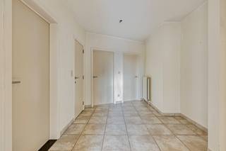 Ben je op zoek naar een ruim appartement op een centrale ligging in Bazel?<br />Zoek niet verder! Het appartement is gelegen op de derde verdieping van een kleinschalig en zeer goed onderhouden gebouw. <br /><br />Je komt het appartement binnen via de ruime inkomhal, die toegang biedt tot de lichtrijke leefruimte met open keuken.<br /><br />Verder beschikt het appartement over <strong>twee volwaardige slaapkamers,</strong> waarvan één rechtstreekse toegang geeft tot het terras.<br />De badkamer is voorzien van een dubbele wastafel en een inloopdouche.<br />Daarnaast zijn er een apart gastentoilet en een praktische, ruime berging/wasplaats.<br /><br />Als extra troeven beschikt het appartement over<strong> een lift</strong>, een afzonderlijke garage en een gemeenschappelijke fietsenberging.<br /><br />Elektriciteit conform, PVC ramen met dubbel glas en centrale verwarming op gas. <br />Bron bewoonbare oppervlakte : EPC - certificaat<br /><br />Dankzij de gunstige ligging woon je op korte afstand van winkels, scholen, openbaar vervoer en belangrijke invalswegen.<br />Ideaal voor eigen bewoning of als interessante investering.<br />Bel ons op nu 03/775.78.79.<br />Ben je ook van plan jouw eigendom te verkopen? Maak een afspraak voor een gratis schatting, wij maken er samen een succesverhaal van.