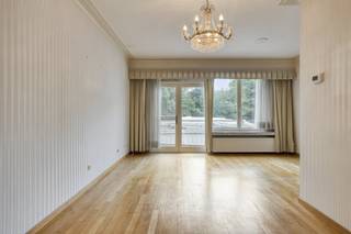 Twee huizen die naadloos in elkaar overgaan, elk met hun eigen voordeur en huisnummer, dat klinkt als een uniek verhaal. Je vindt ze in de Emile Vanderveldestraat in Boom, waar ze een perfect voorbeeld zijn van verbondenheid, met respect voor de individualiteit.Aan de buitenkant lijken het twee losse huizen, met hun eigen gevel en huisnummer: 14 en 16. De ene is een klassieke te renoveren burgerwoning, de andere een op te frissen appartement. De twee huisnummers staan zo niet symbool voor scheiding, maar voor twee levens die perfect samenvloeien in één gedeelde thuis.Bijzondere troeven : - geen renovatieplicht !- ideaal als kangoeroewoning of zorgwoning- grote koer met mogelijkheid om te parkeren (3 autostaanplaatsen) of polyvalente ruimte zoals atelier, werkplaats- dit pand bestaat uit :- een op te frissen appartement (84 m²) met 2 slaapkamers, badkamer en ingerichte keuken (verhuurpotentieel) : EPC Score : D- een te renoveren burgerwoning (220 m²) met 3/4 slaapkamers - ruime zolder - badkamer en keuken op gelijkvloers : EPC Score DHet centrum en de Rupeldijk liggen vlakbij. Qua mobiliteit zit u hier tevens op de juiste plaats : A12 (1 min. rijden) of E19 (As Antwerpen-Brussel-Lier-Mechelen). Voor pendelaars is dit vastgoed ook aangewezen : ze ligt op enkele minuten fietsafstand van het station.Bent u op zoek naar een uniek huis, kangoeroewoning, renovatieprojectje te koop in Boom? Neem dan gerust contact op met één van onze collega's van Dewaele vastgoed.